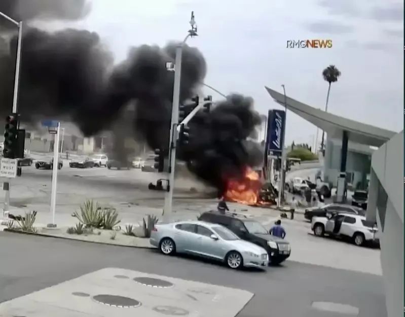 洛杉矶温莎山区重大车祸，司机高速闯红灯酿六车相撞，在一团火球中冲入路旁加油站，酿6死8伤重大惨剧