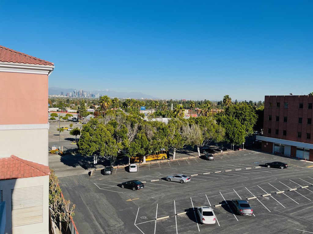 出租2卧2浴2车位，洛杉矶市中心高品质小区公寓房近USC和UCLA
