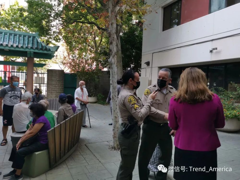 洛杉矶警长访问华埠老人公寓 生活环境恶劣长辈叫苦