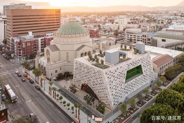 洛杉矶宗教建筑采用非对称结构，能够容纳多种聚集方式的空间