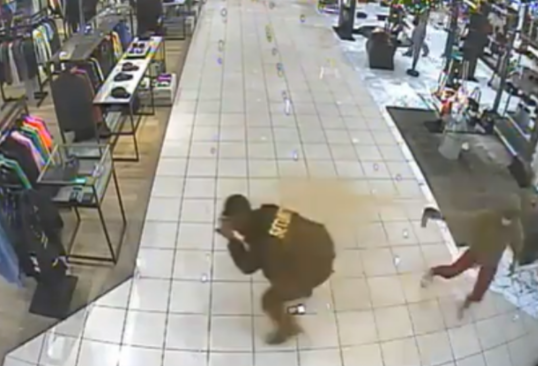 洛杉矶一晚3家手机店遭抢劫 嫌犯数秒内抢走数千美元商品