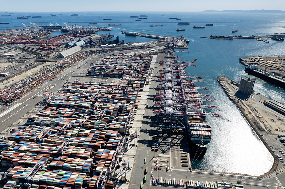 美国供应链阻塞危机持续，南加州港口货物积压创纪录