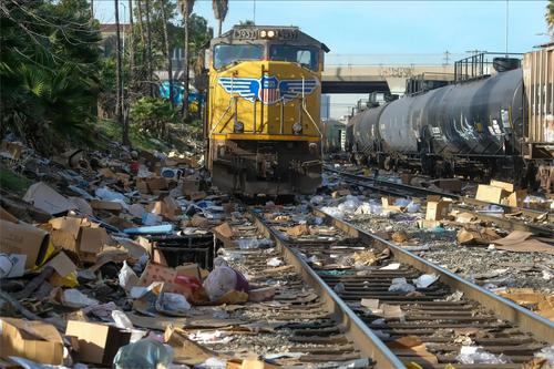 洛杉矶沦为“零元购天堂”？火车大劫案频发 美国铁路公司考虑变更线路