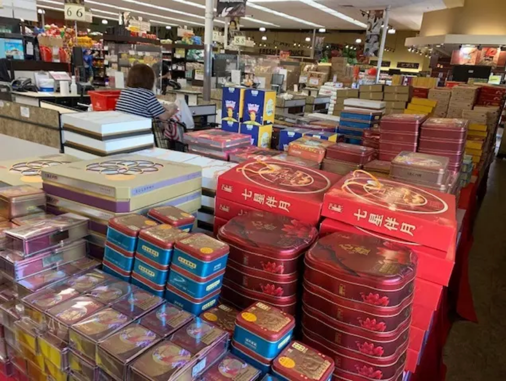 中秋节将至！南加州各家华人超市纷纷上架各类月饼，口味繁多
