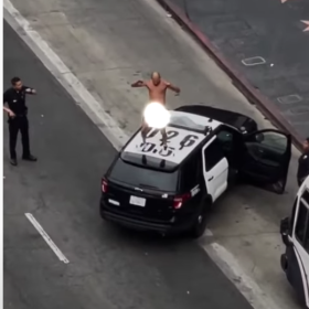 一名中年男子在好莱坞星光大道裸奔蹦迪，竟然跳上洛杉矶警察巡逻车上扭动跳舞