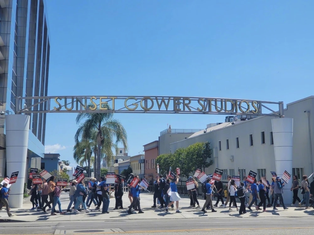 好莱坞编剧和支持者们在洛杉矶纽约罢工抗议
